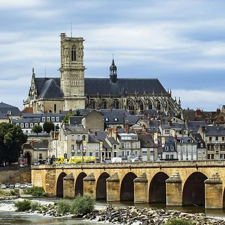 Sejour Tout Confort En Plein Coeur De Nevers, Studios Galet-Carbone Ou Terra Cotta Exterior foto