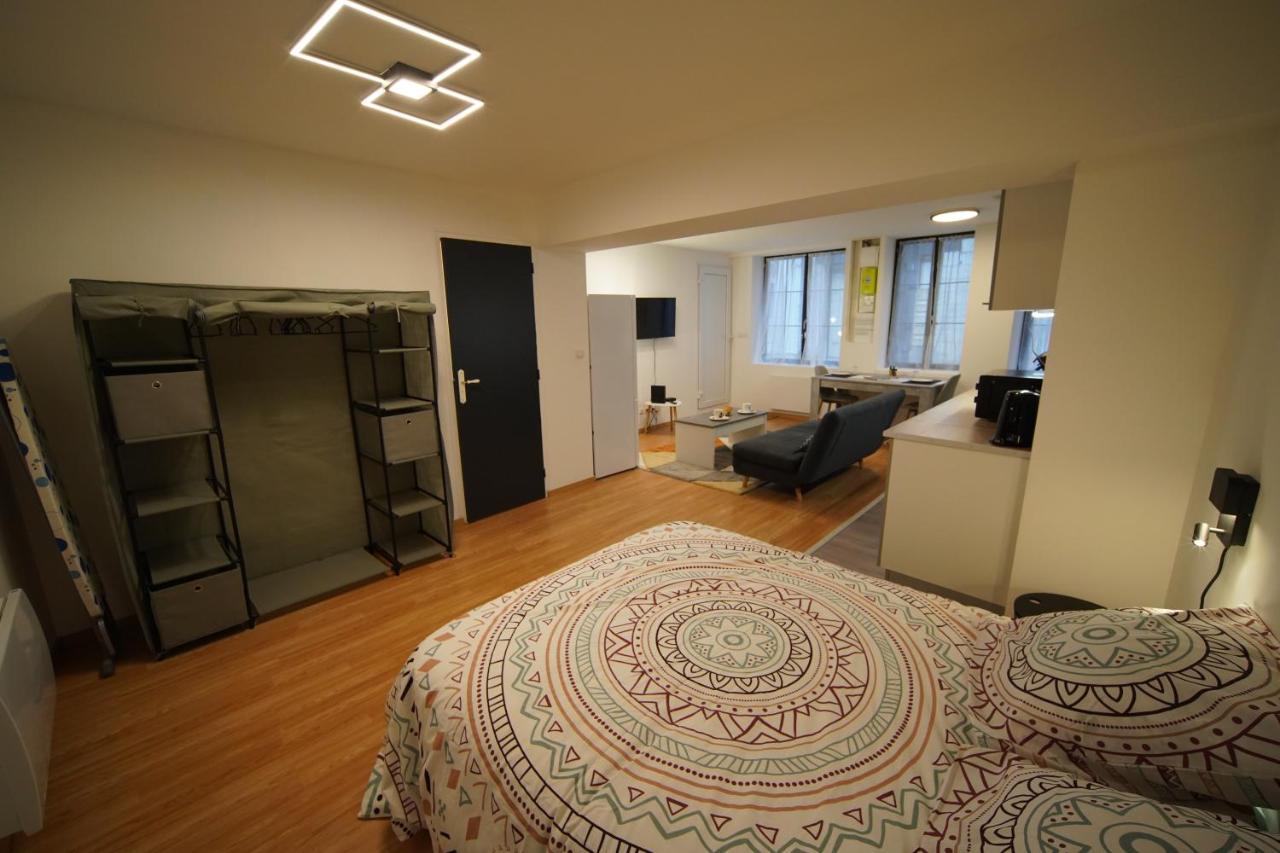 Sejour Confort En Plein Coeur De Nevers, Galet-carbone Ou Terra Cotta Apartment